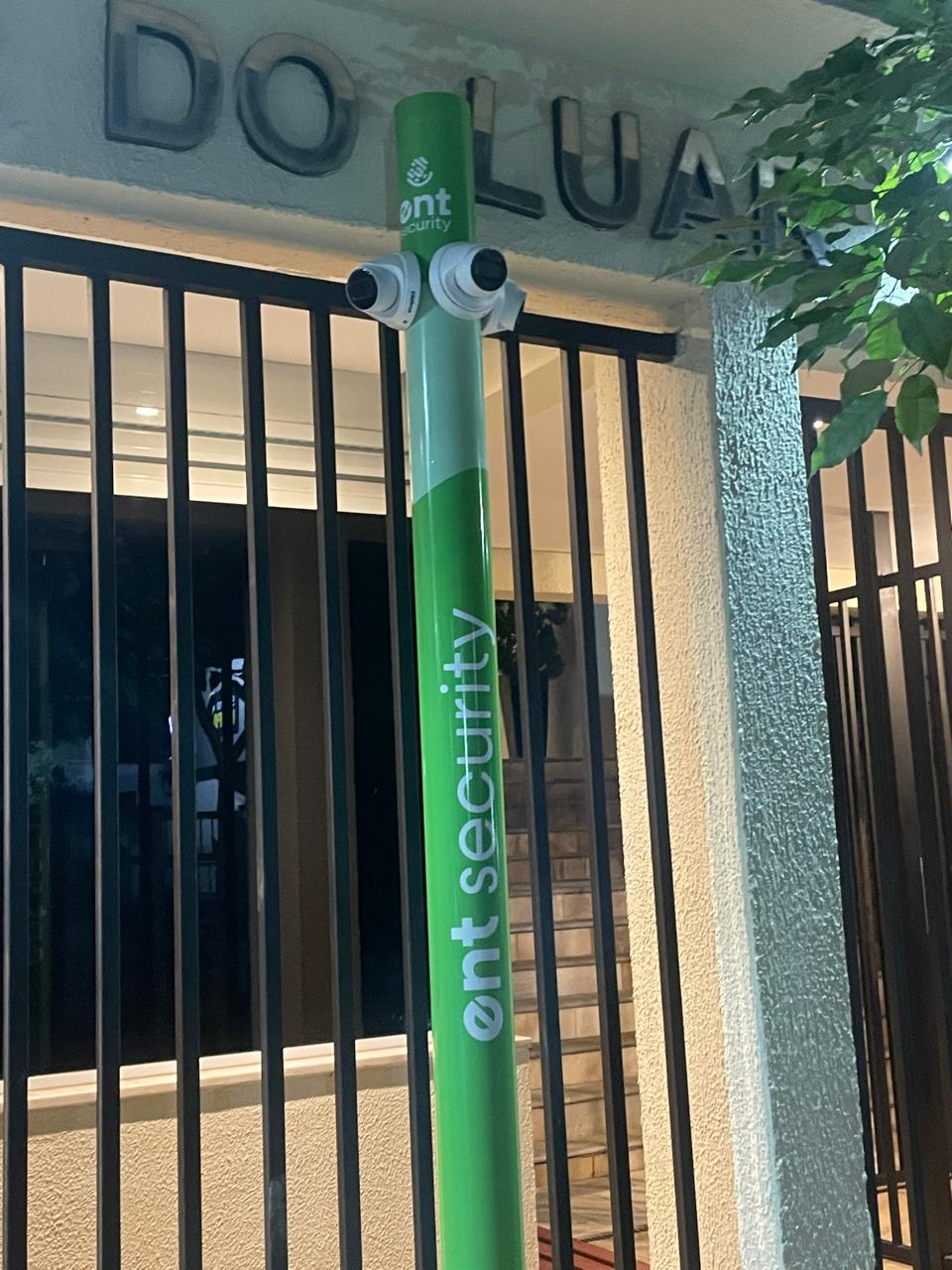 Totem de segurança com câmeras instalado em área externa pela ENT Security