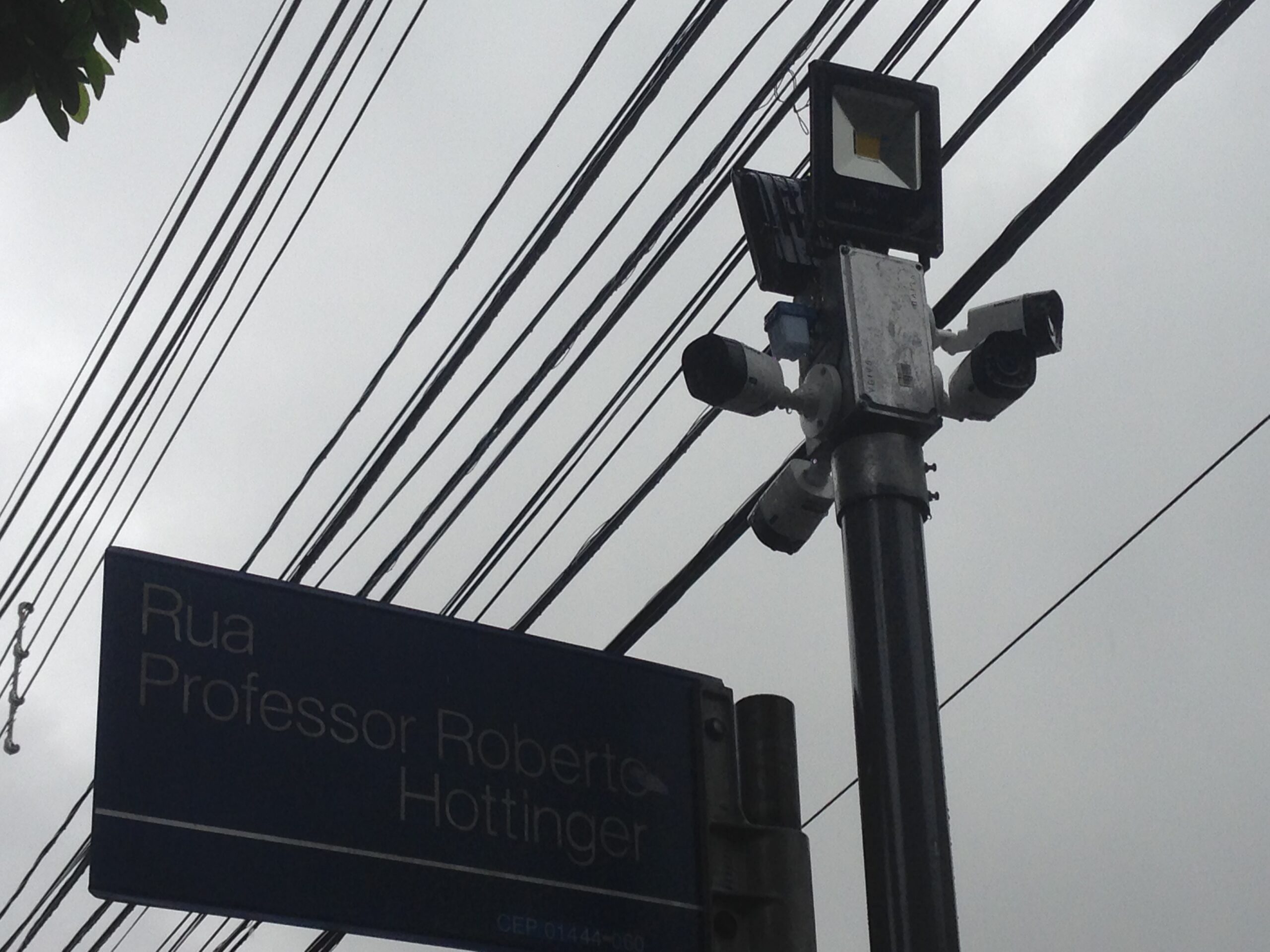 Totem com câmeras de segurança instalado em empreendimento pela ENT Security