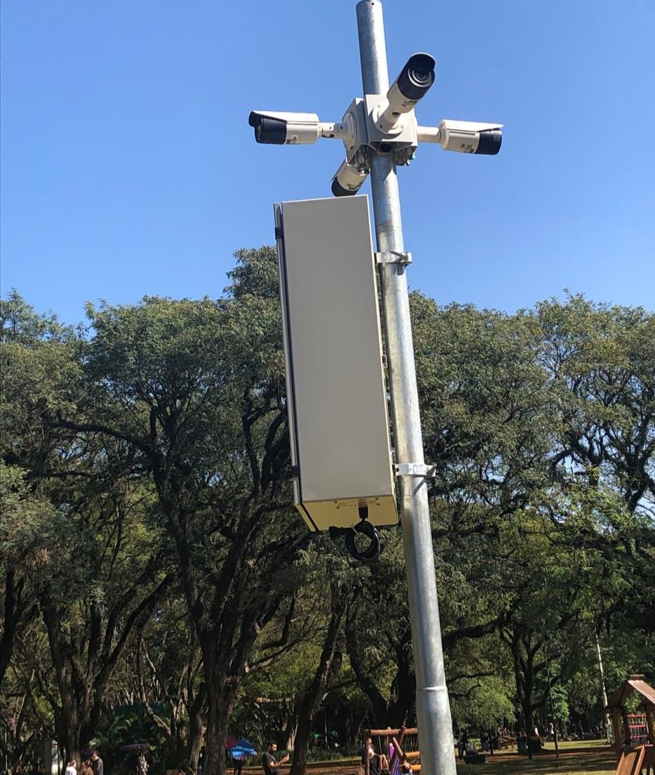 Totem de segurança com sistema de câmeras instalado pela ENT Security